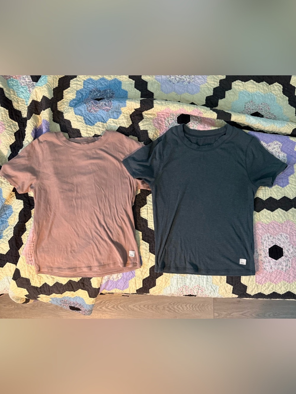 Vuori Pose Fitted Tees (2)